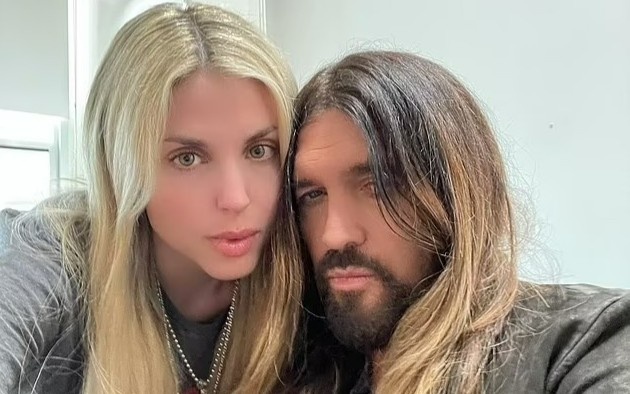 Billy Ray Cyrus dinh hon voi ca si kem 27 tuoi hinh anh