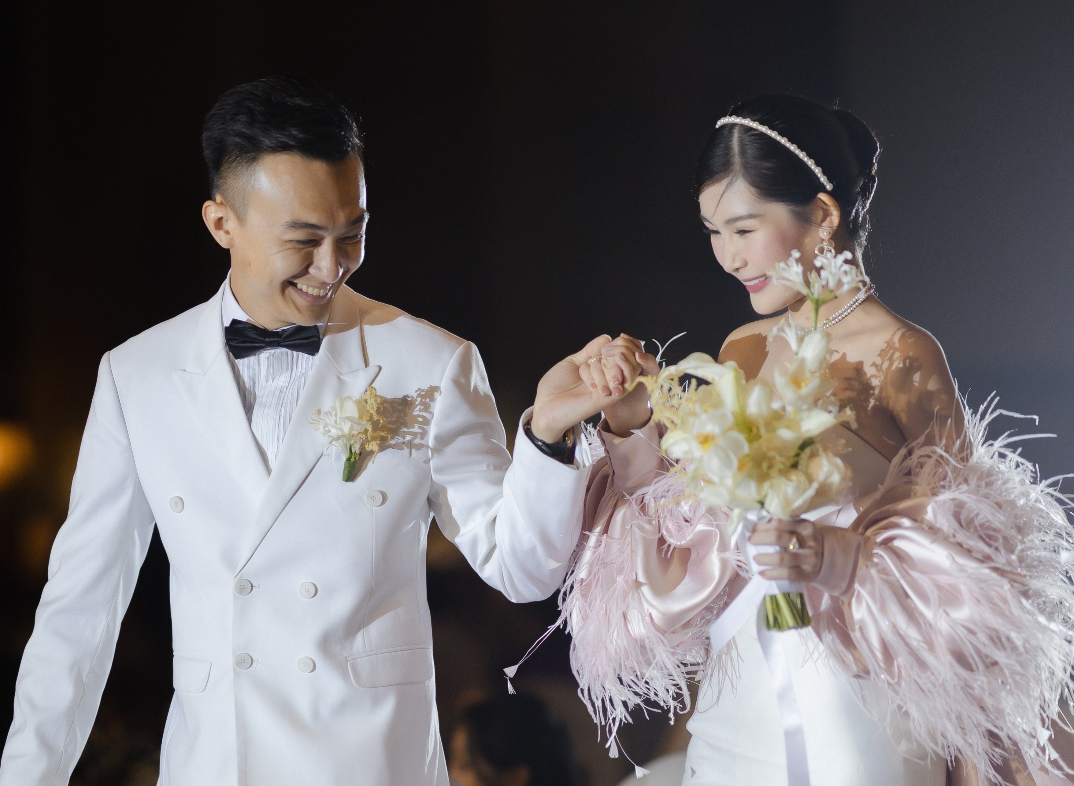 Le Au Ngan Anh va chong khoc trong le cuoi hinh anh