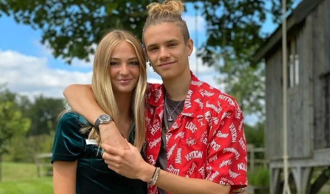 Romeo Beckham tai hop nguoi mau Mia Regan hinh anh