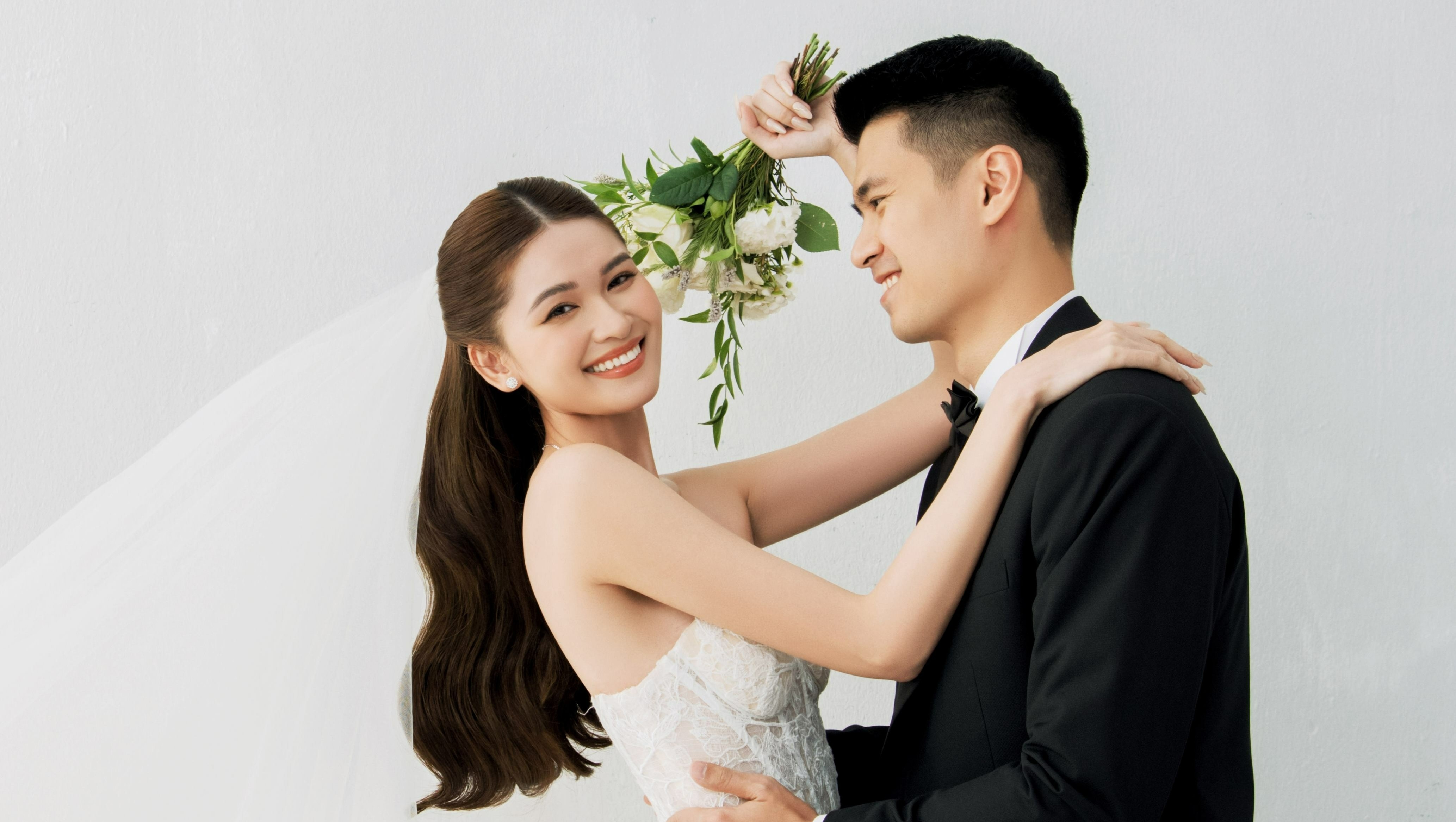 Anh cuoi cua A hau Thuy Dung va chong doanh nhan hinh anh