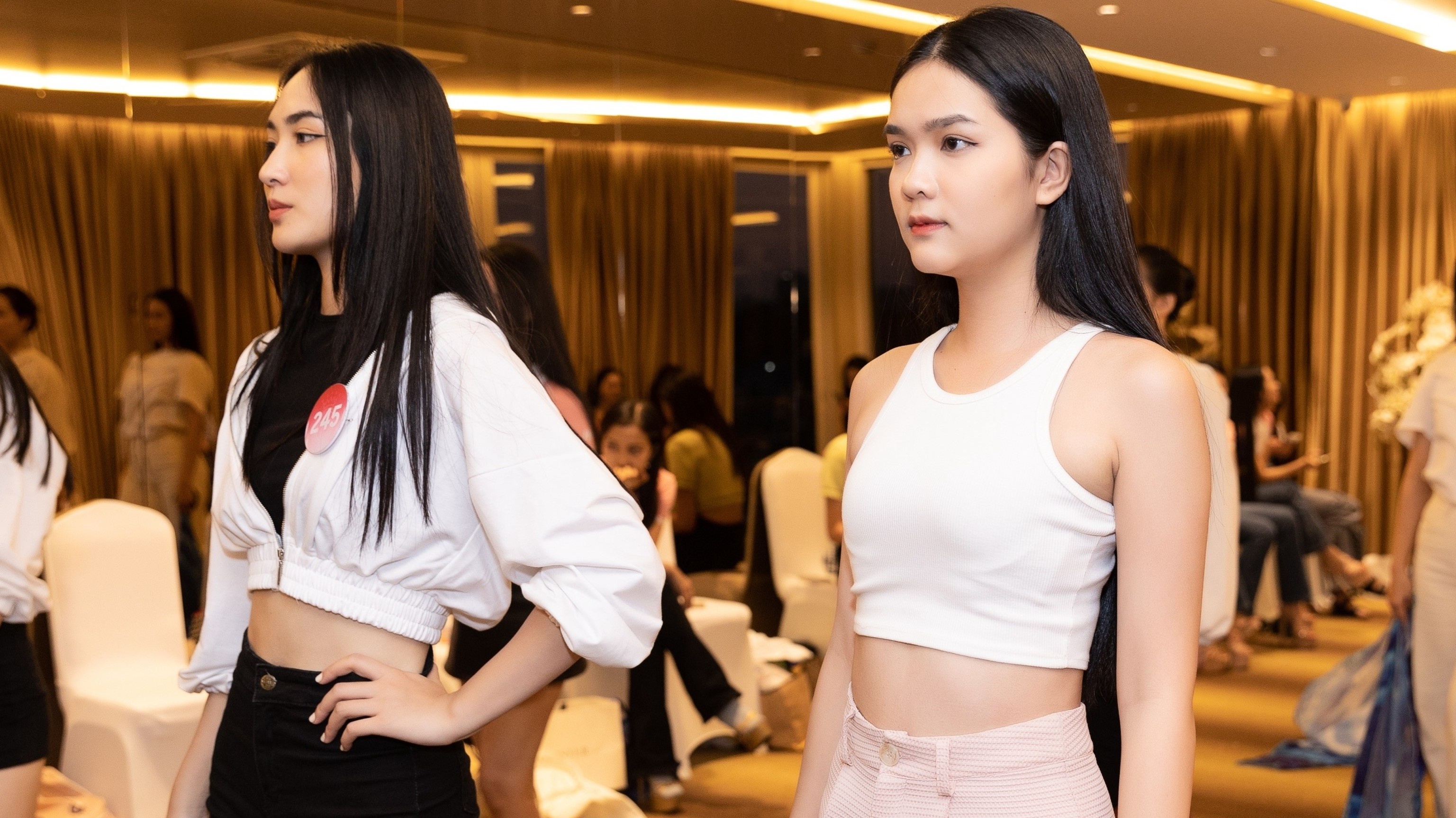 Thi sinh Hoa hau Viet Nam 2022 tap luyen truoc them chung ket hinh anh