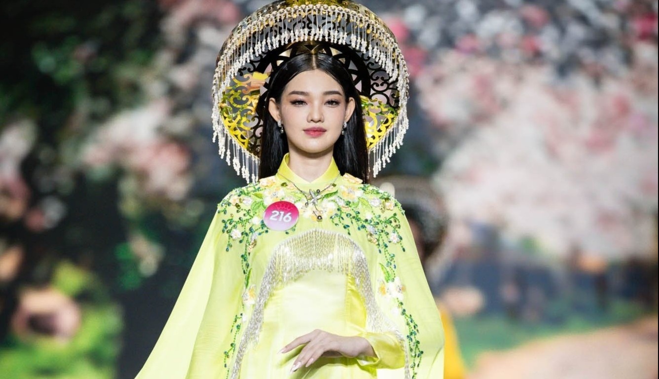 Be Quyen va dan thi sinh Hoa hau Viet Nam 2022 nen na voi ao dai hinh anh