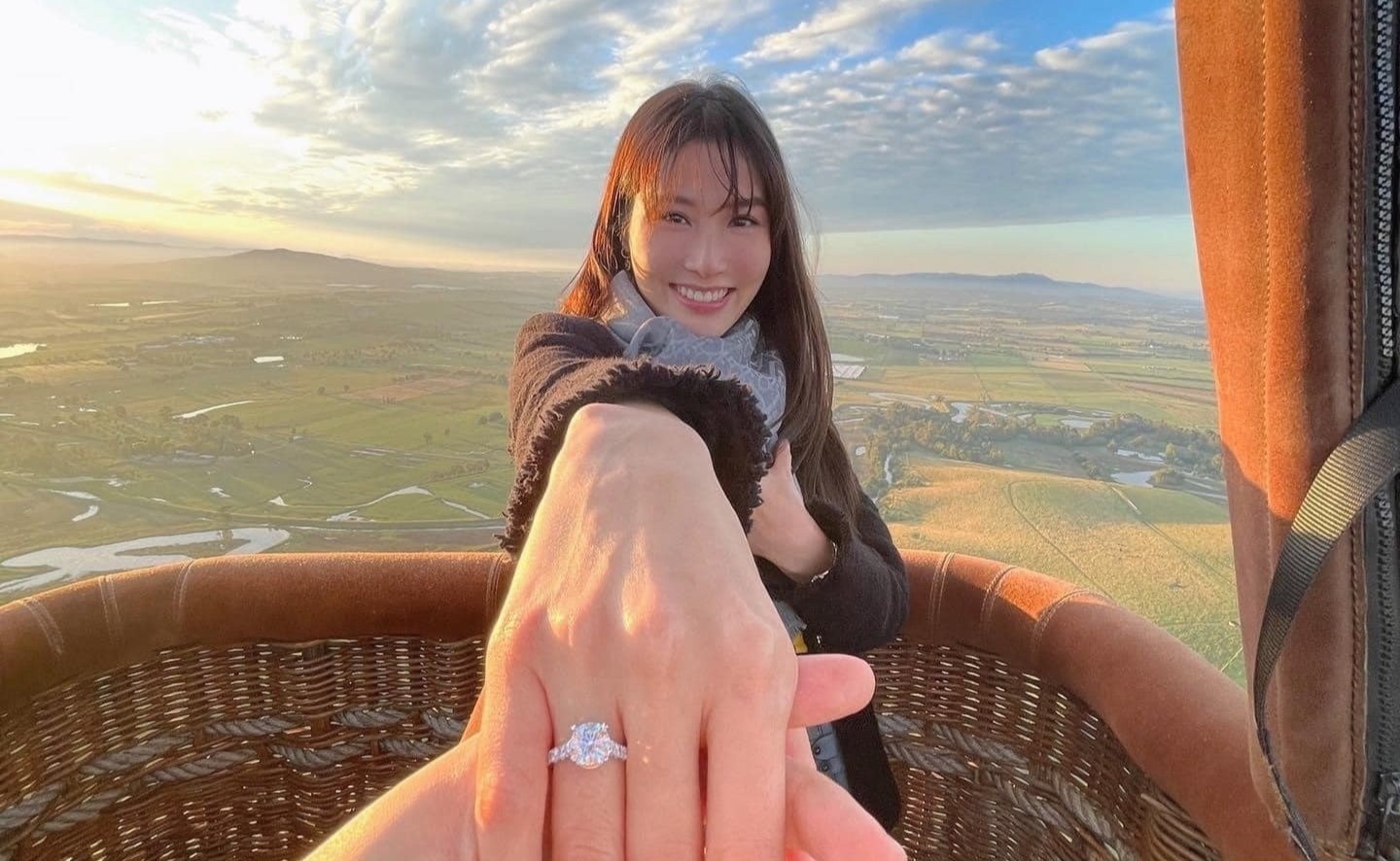 Diem My duoc ban trai cau hon tren khinh khi cau hinh anh