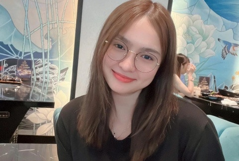 Ca si Thien Nhan dung lam viec o cong ty du lich hinh anh