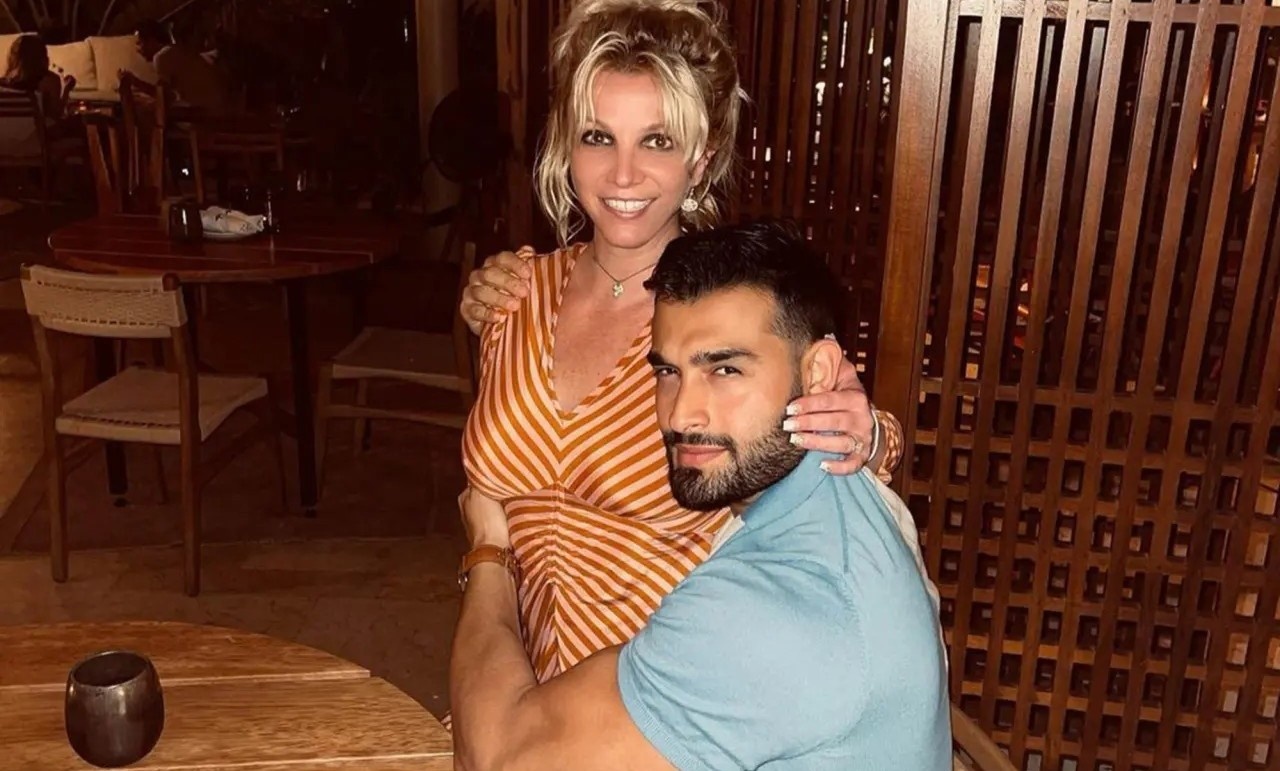 Britney Spears la het, hanh dong bat thuong giua nha hang hinh anh
