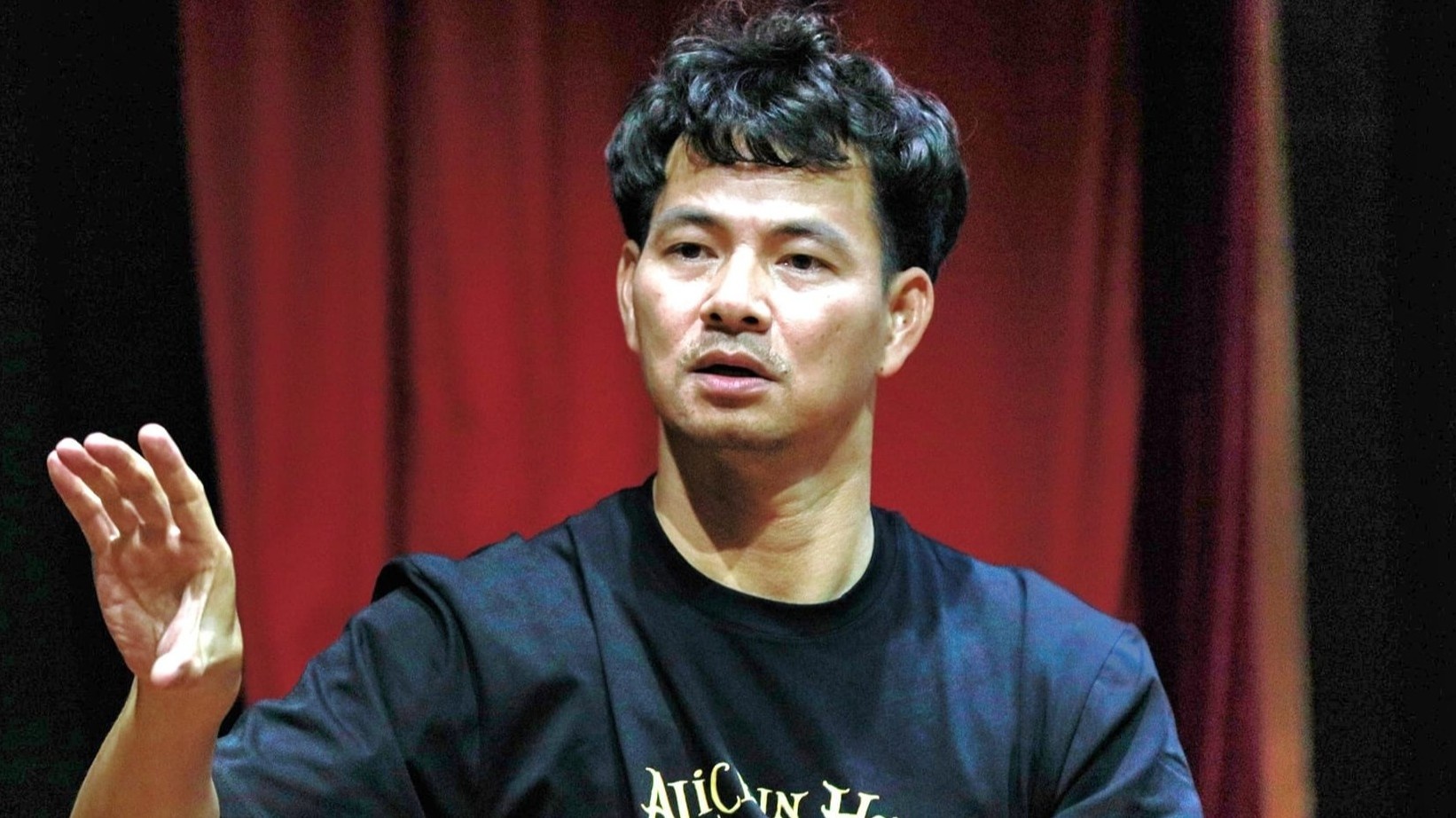 Nguyen Thu truong Bo Van hoa noi ve viec Xuan Bac an y chui khan gia hinh anh