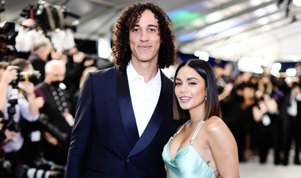 Vanessa Hudgens dinh hon voi cau thu bong chay hinh anh