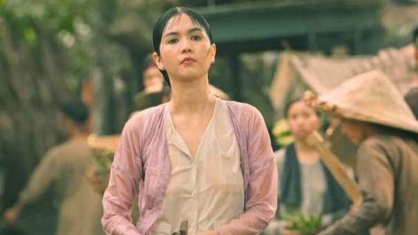 'Chi chi em em 2' bi chi trich vi lay canh Ngoc Trinh ban nude de PR hinh anh