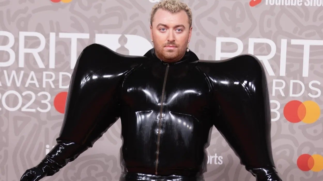 Sam Smith mac trang phuc cao su bom hoi hinh anh