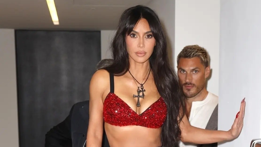 Kim Kardashian chat vat di cau thang vi vay bo hinh anh