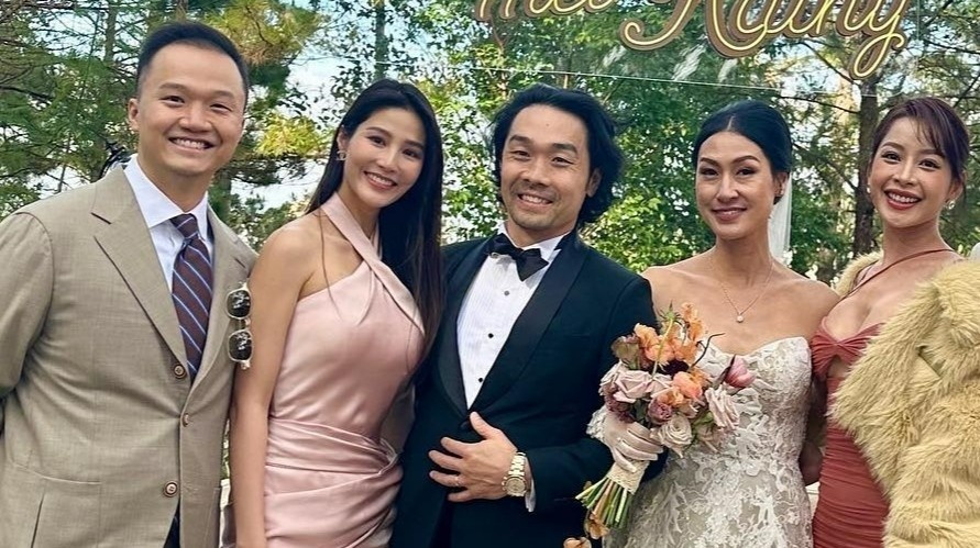 Kathy Uyen hon chong doanh nhan trong le cuoi hinh anh