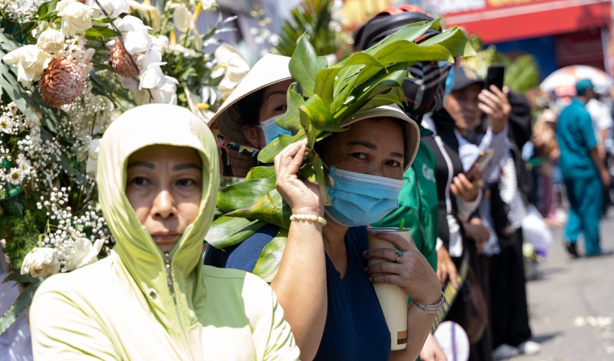 Hang nghin nguoi doi nang ben duong dua nghe si Vu Linh ve noi an nghi hinh anh