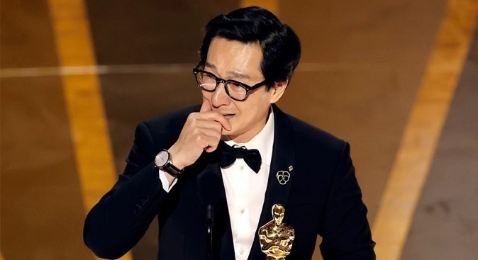 Quan Ke Huy khoc khi thang giai Oscar 2023 hinh anh