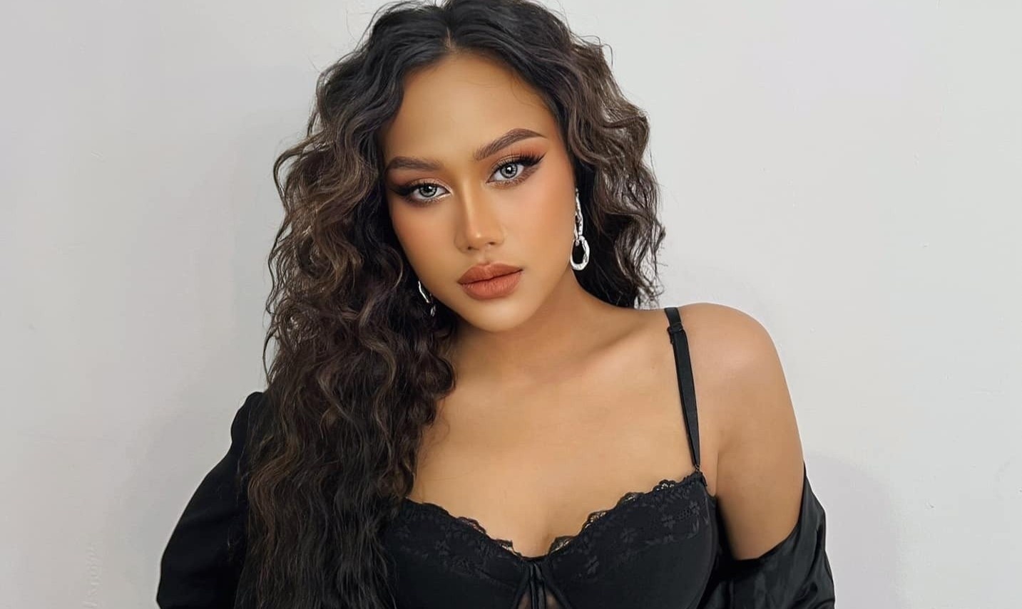 Ca si Sofia khoc, dung show dien vi bi miet thi ngoai hinh hinh anh