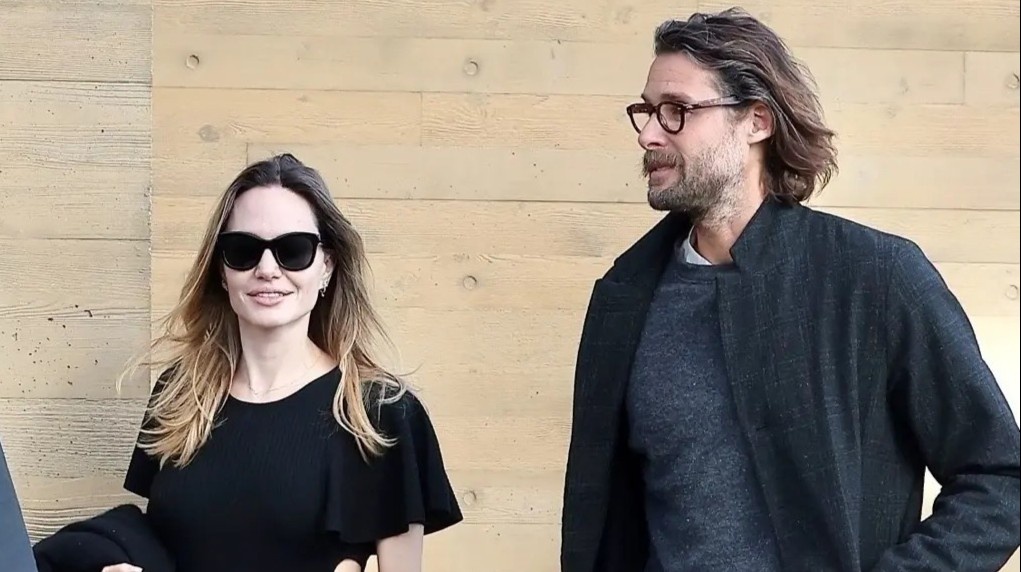 Angelina Jolie di choi cung ty phu kem 3 tuoi hinh anh