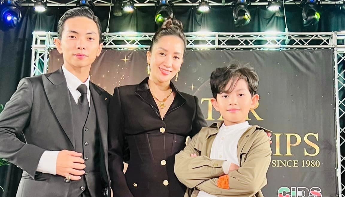 Khanh Thi - Phan Hien va vat suot dem vi vu dinh cong o san bay Duc hinh anh