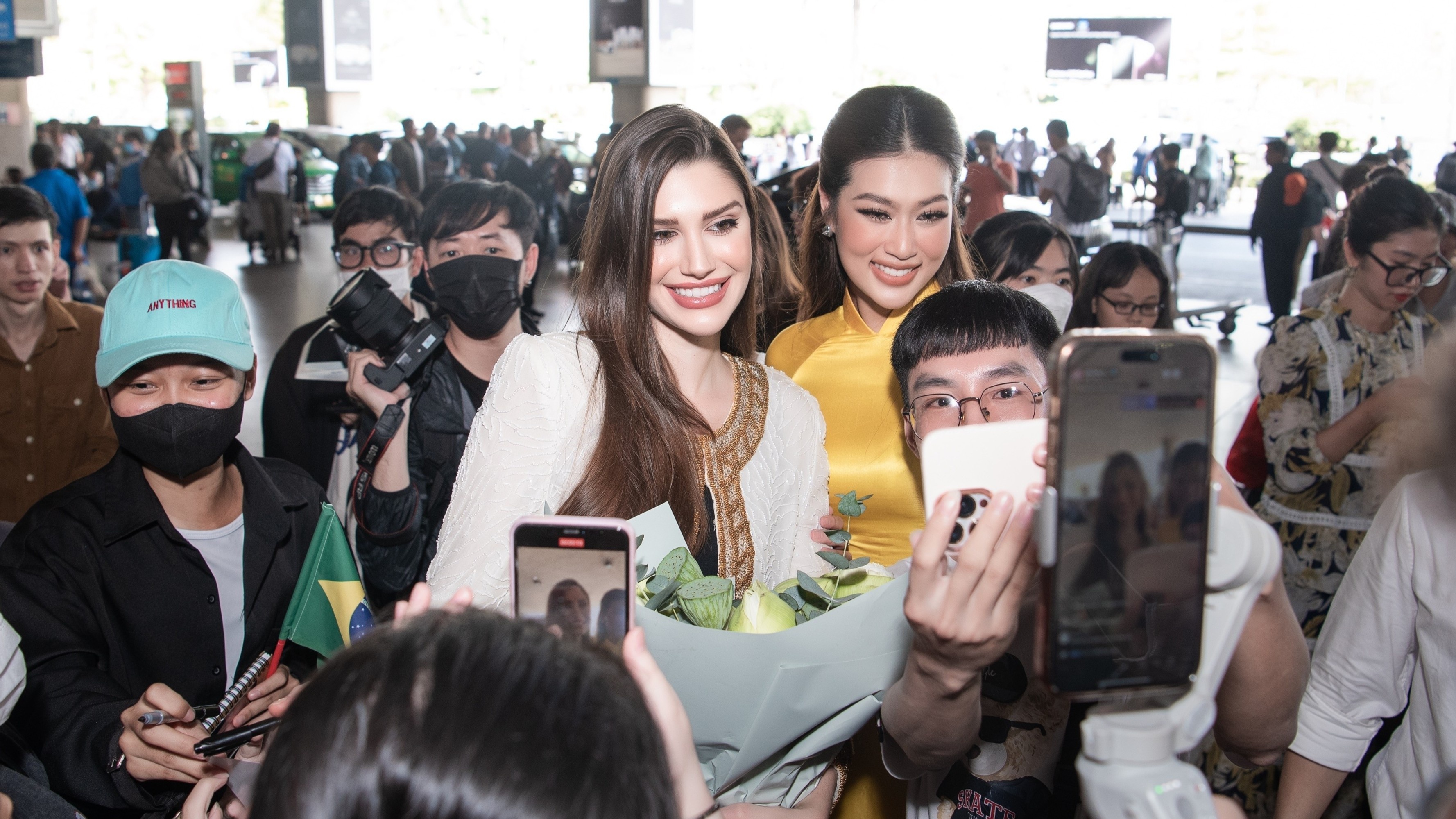 Hoa hau dep nhat the gioi duoc fan chao don o san bay Tan Son Nhat hinh anh