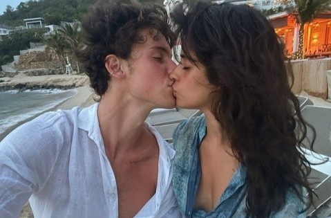 Shawn Mendes khoa moi Camila Cabello hinh anh