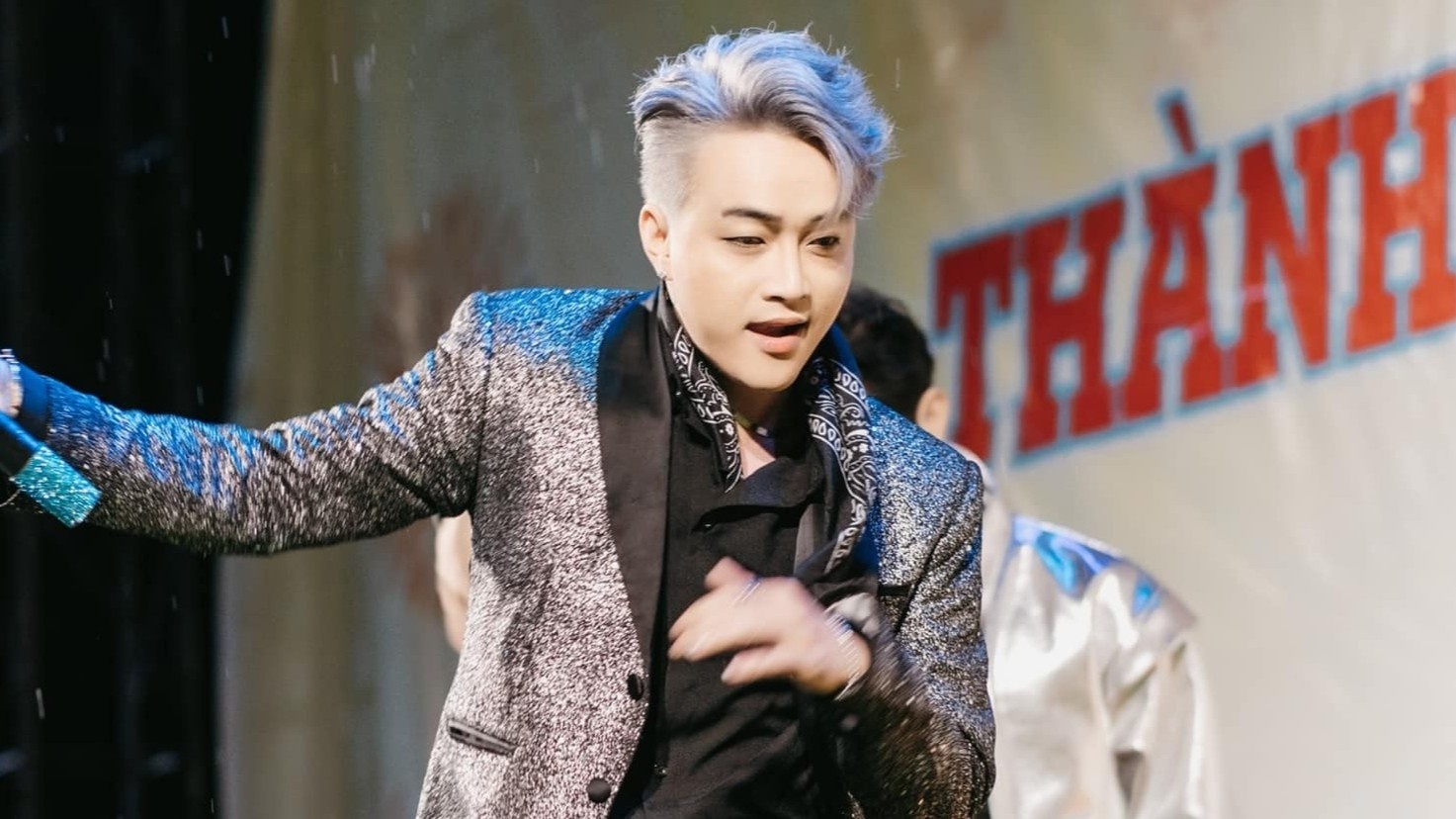 Clip Titi (HKT) nhay khoi san khau trong su co do man hinh LED hinh anh