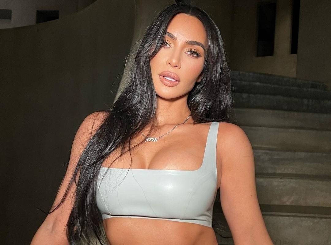 Kim Kardashian chinh sua anh den bien dang co the hinh anh