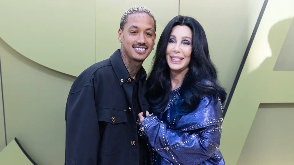 Chuyen tinh ngan ngui cua danh ca Cher va ban trai kem 39 tuoi hinh anh