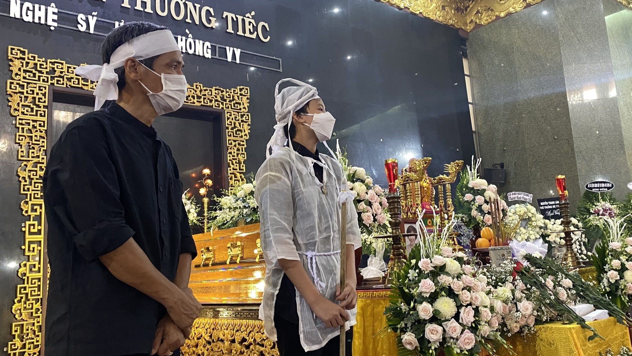 Chong cu hua lo cho con trai 13 tuoi de NSUT Hong Vy vung long ra di hinh anh