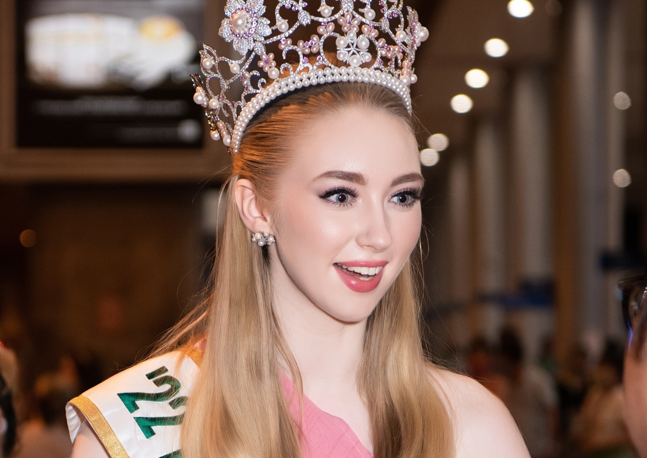 Duong kim Hoa hau Quoc te den Viet Nam hinh anh