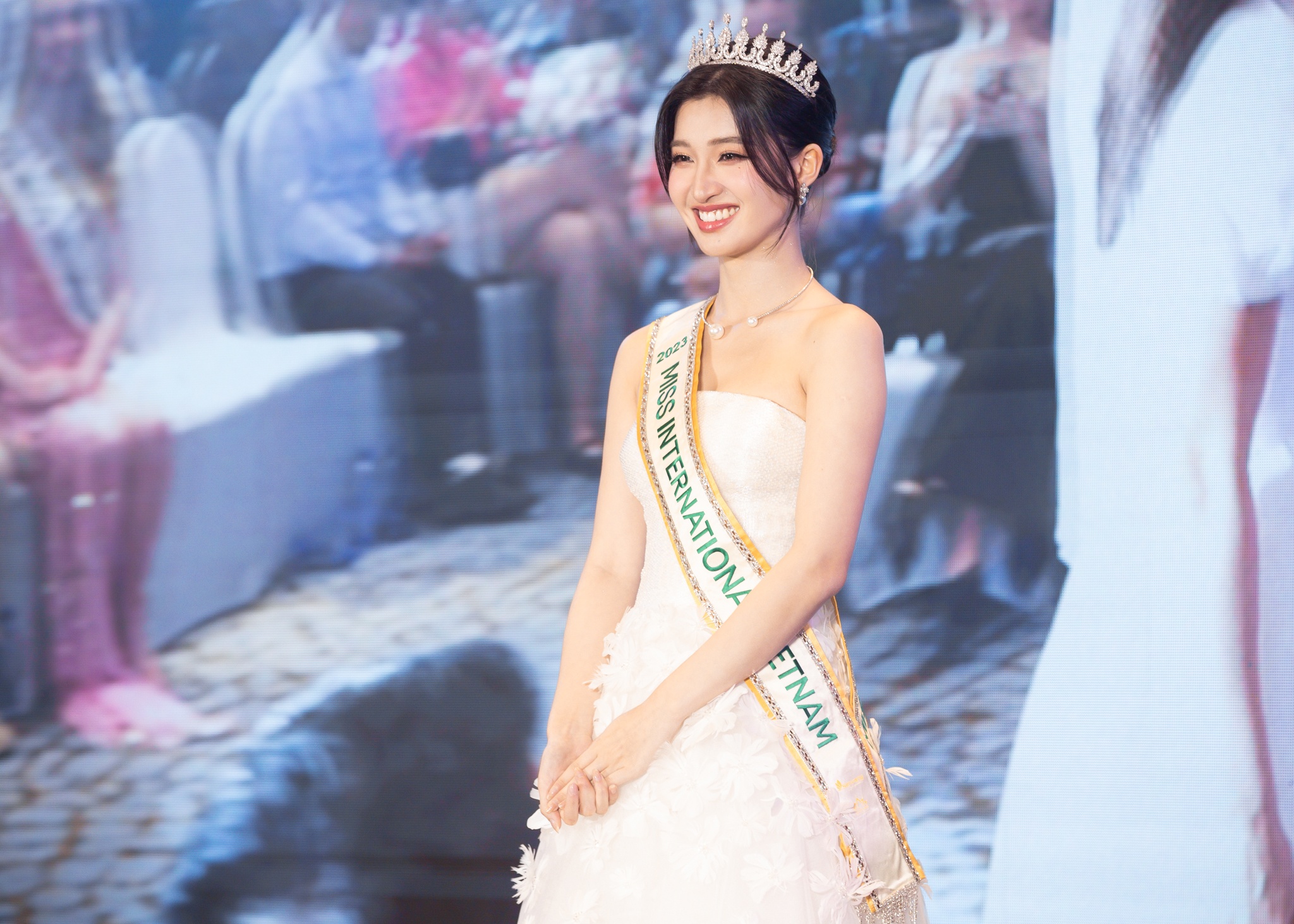 a hau phuong nhi anh 1