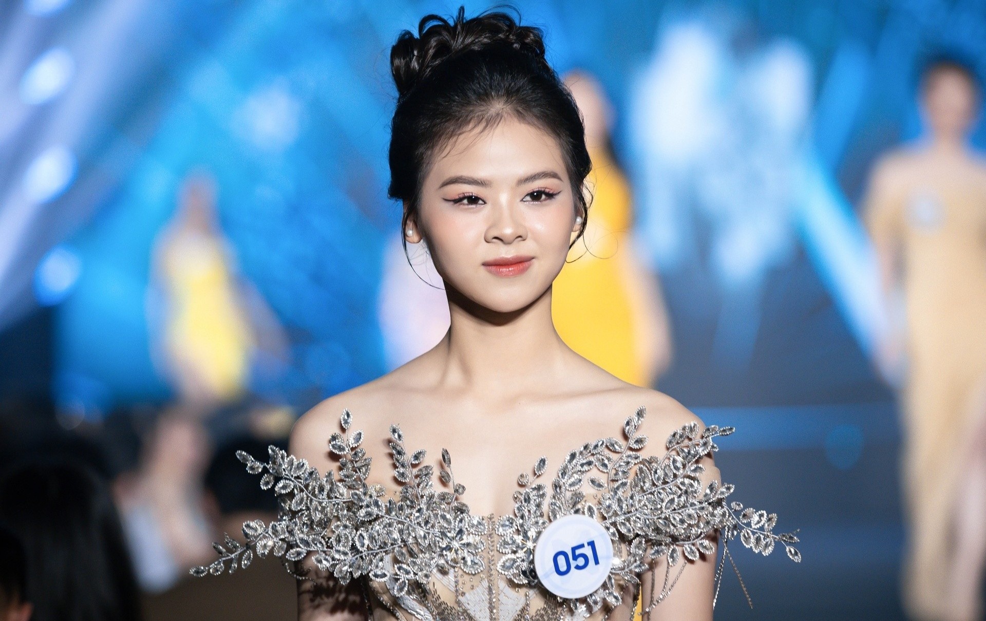 Hoa khoi bong chuyen va 58 thi sinh Miss World Vietnam dien catwalk hinh anh