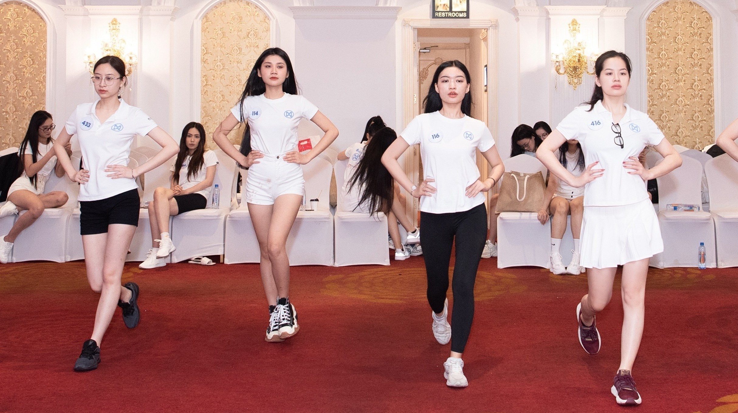 59 nguoi dep Hoa hau The gioi Viet Nam tap luyen cho show thoi trang hinh anh