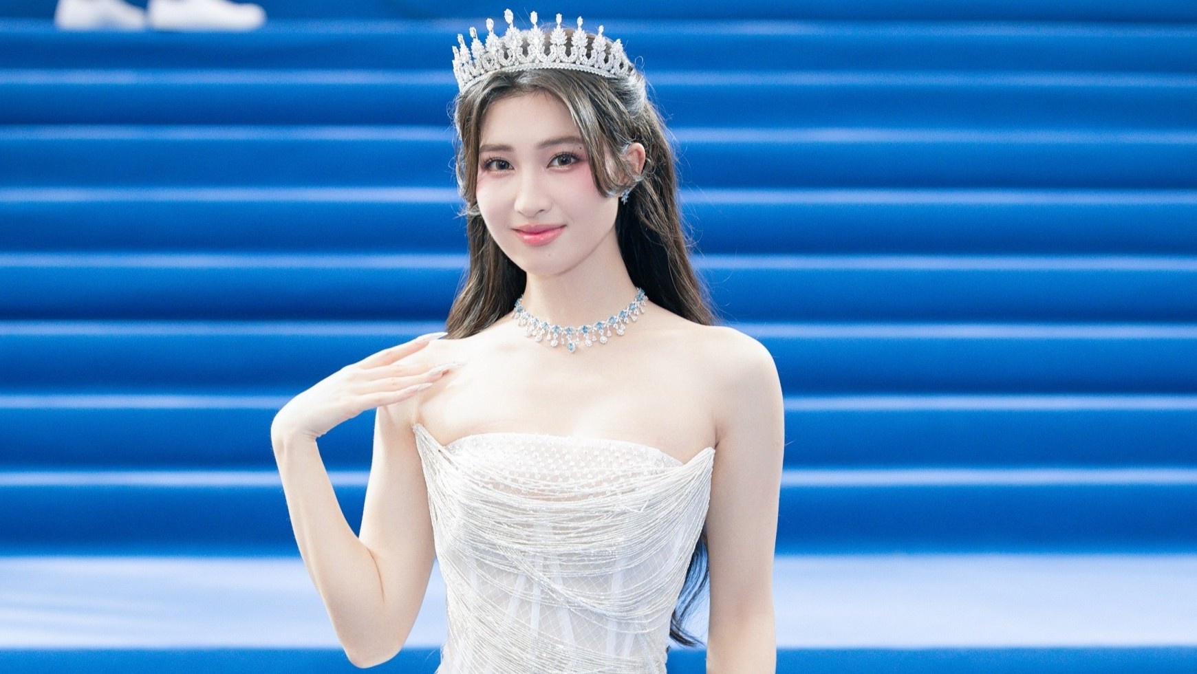 Phuong Nhi goi cam tren tham xanh Chung khao Miss World Vietnam 2023 hinh anh