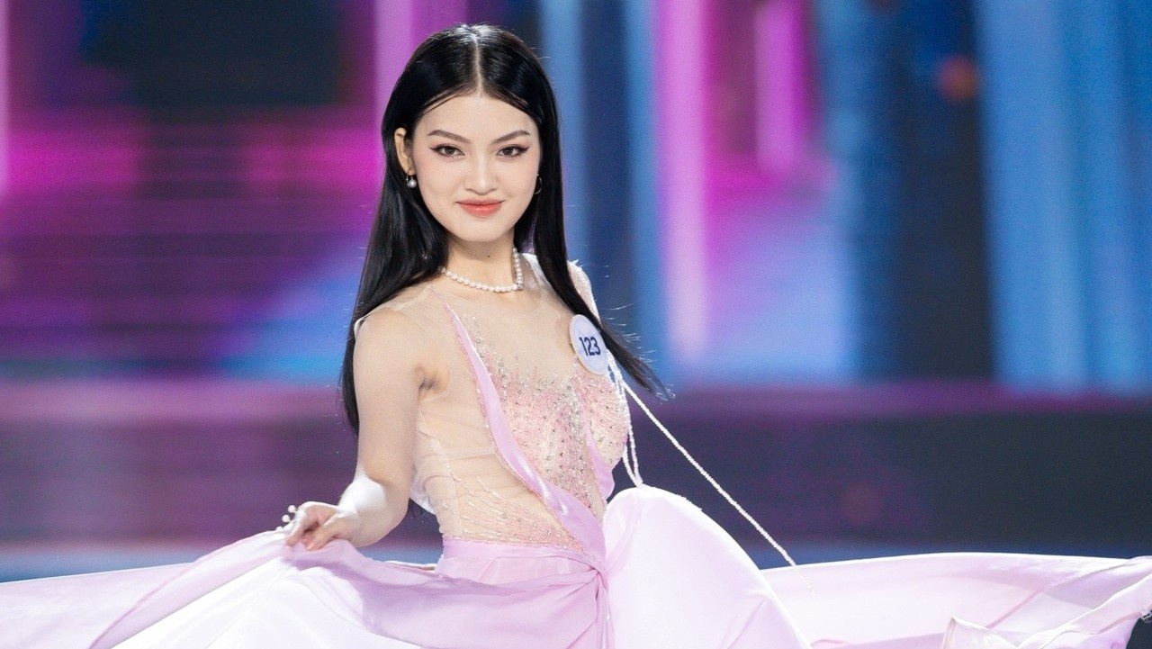 Co gai giong Be Quyen o Chung khao Hoa hau The gioi Viet Nam 2023 hinh anh