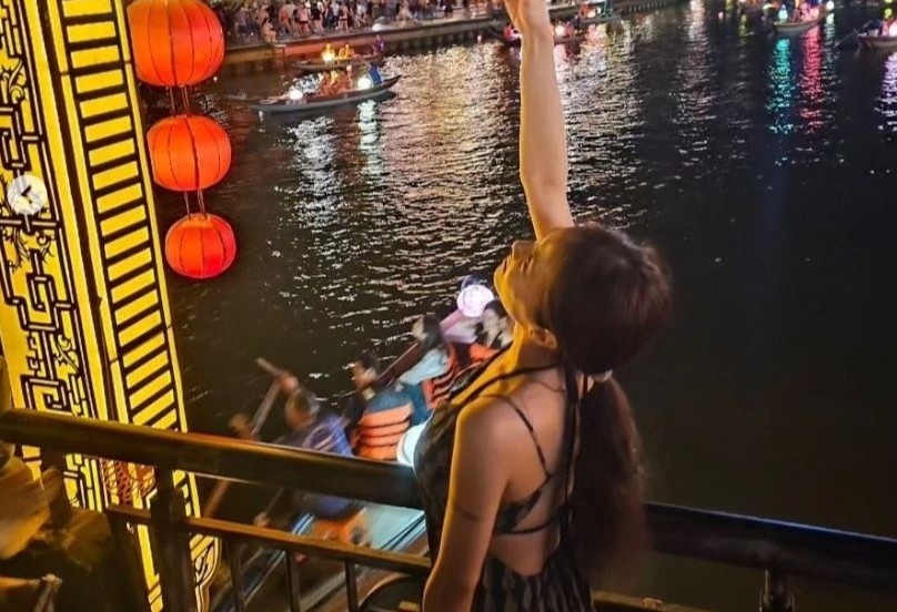 Thai Y Lam dien ao dai, tam bien o Hoi An hinh anh