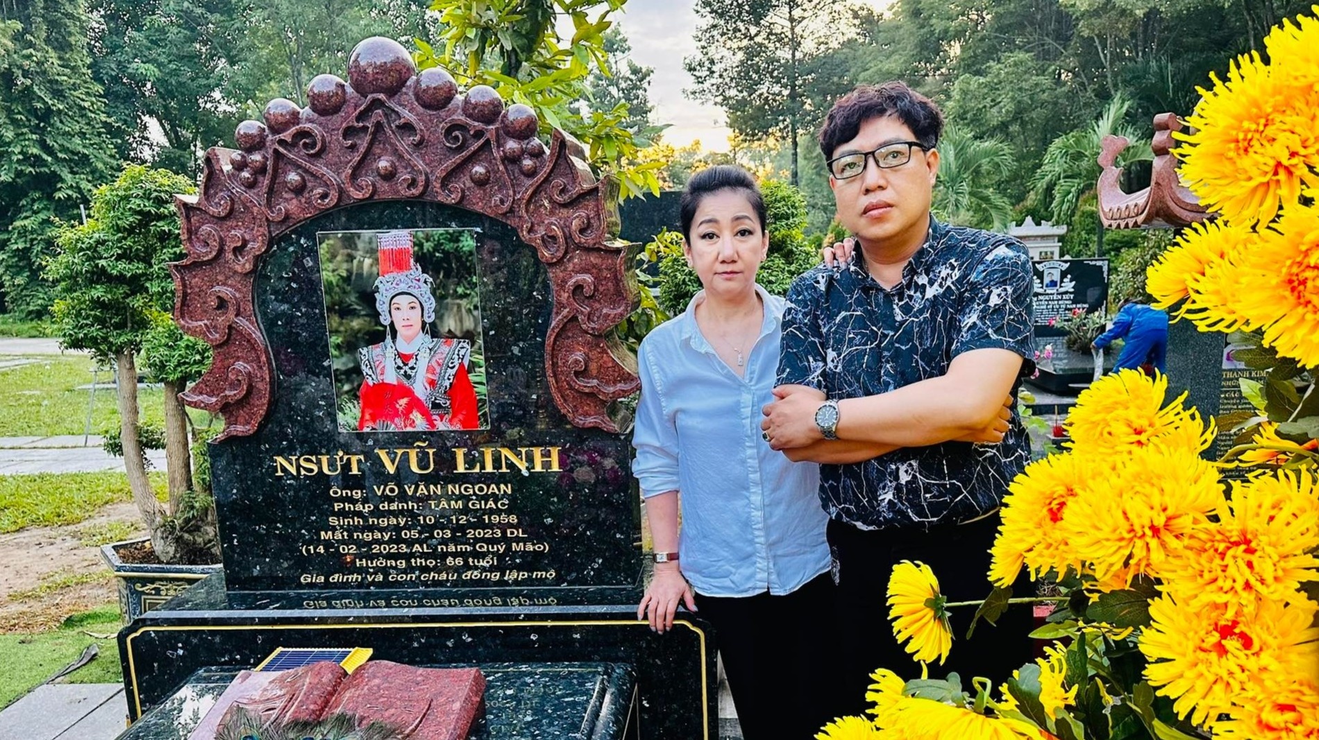 Nghe si Thanh Thanh Tam khoc khi ve Viet Nam vieng mo NSUT Vu Linh hinh anh