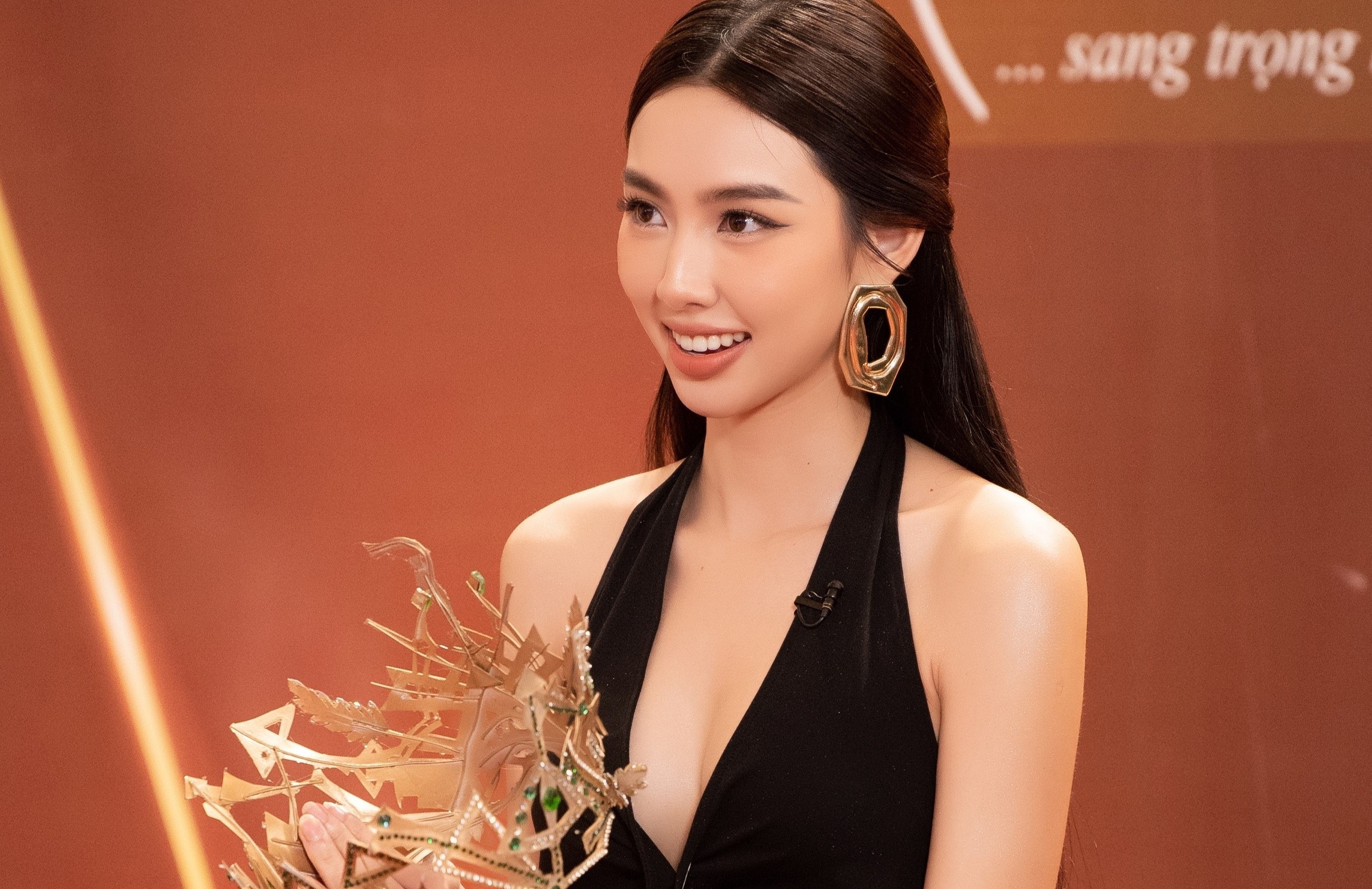 Thuy Tien va giam khao tranh cai ve vuong mien Hoa hau Hoa binh hinh anh