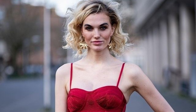 Hoa hau Chuyen gioi Quoc te 2023 phan ung voi fan Viet hinh anh