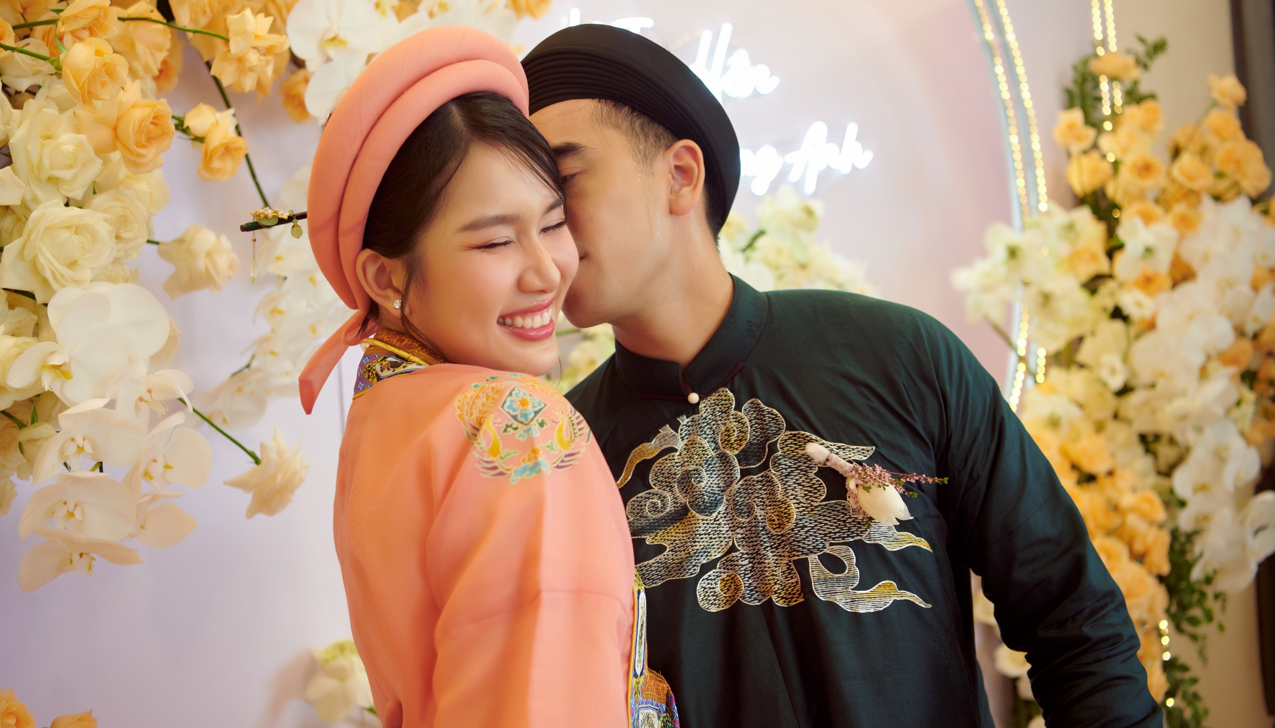 A hau Phuong Anh hon chong doanh nhan trong le ruoc dau hinh anh