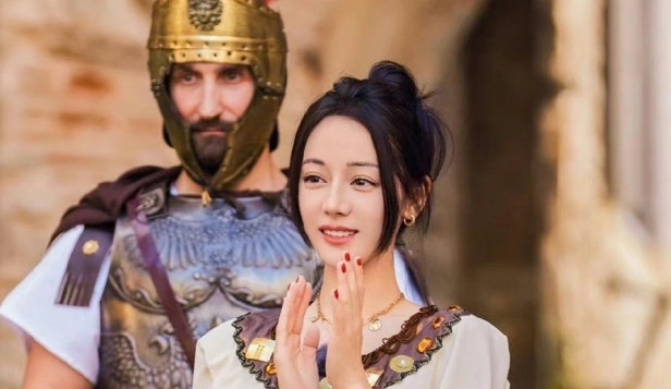 Dich Le Nhiet Ba duoc moi dong hoang hau khi dang dao choi hinh anh