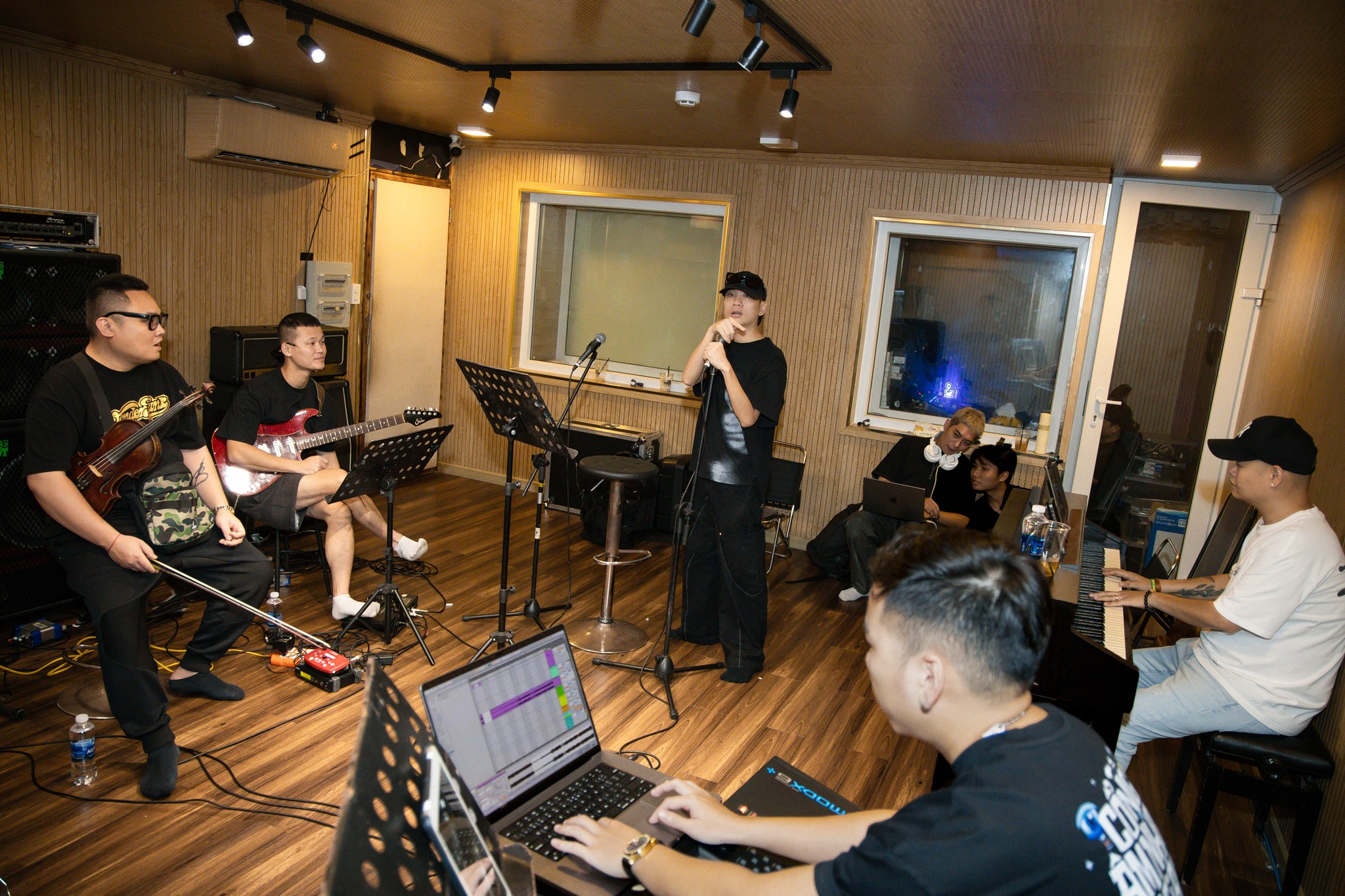 JustaTee,  dai nhac hoi,  Maroon 5 anh 5