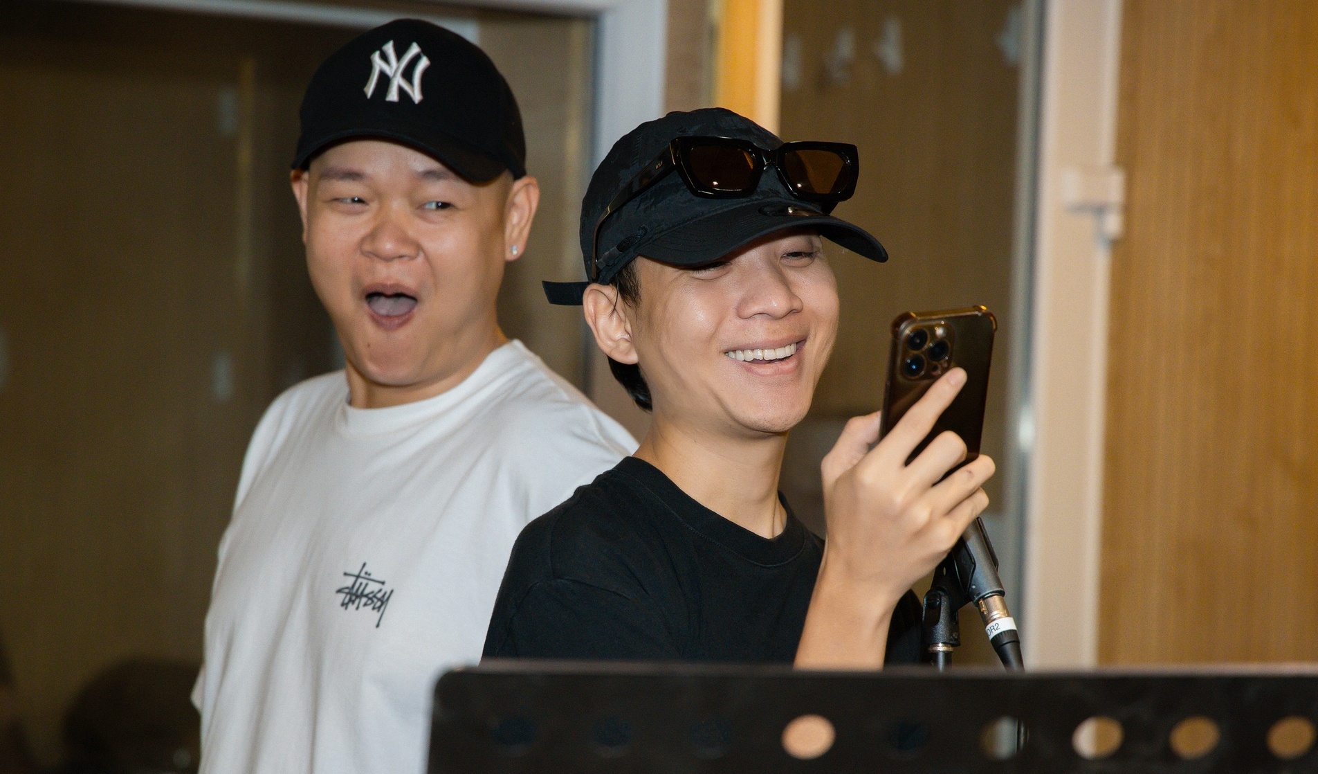 Hinh anh trong phong tap cua JustaTee cho dem nhac Maroon 5 hinh anh