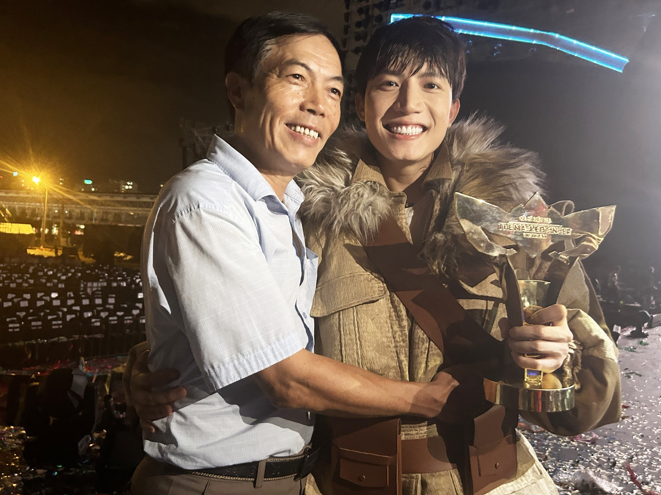 anh tu,  voi ban don anh 2