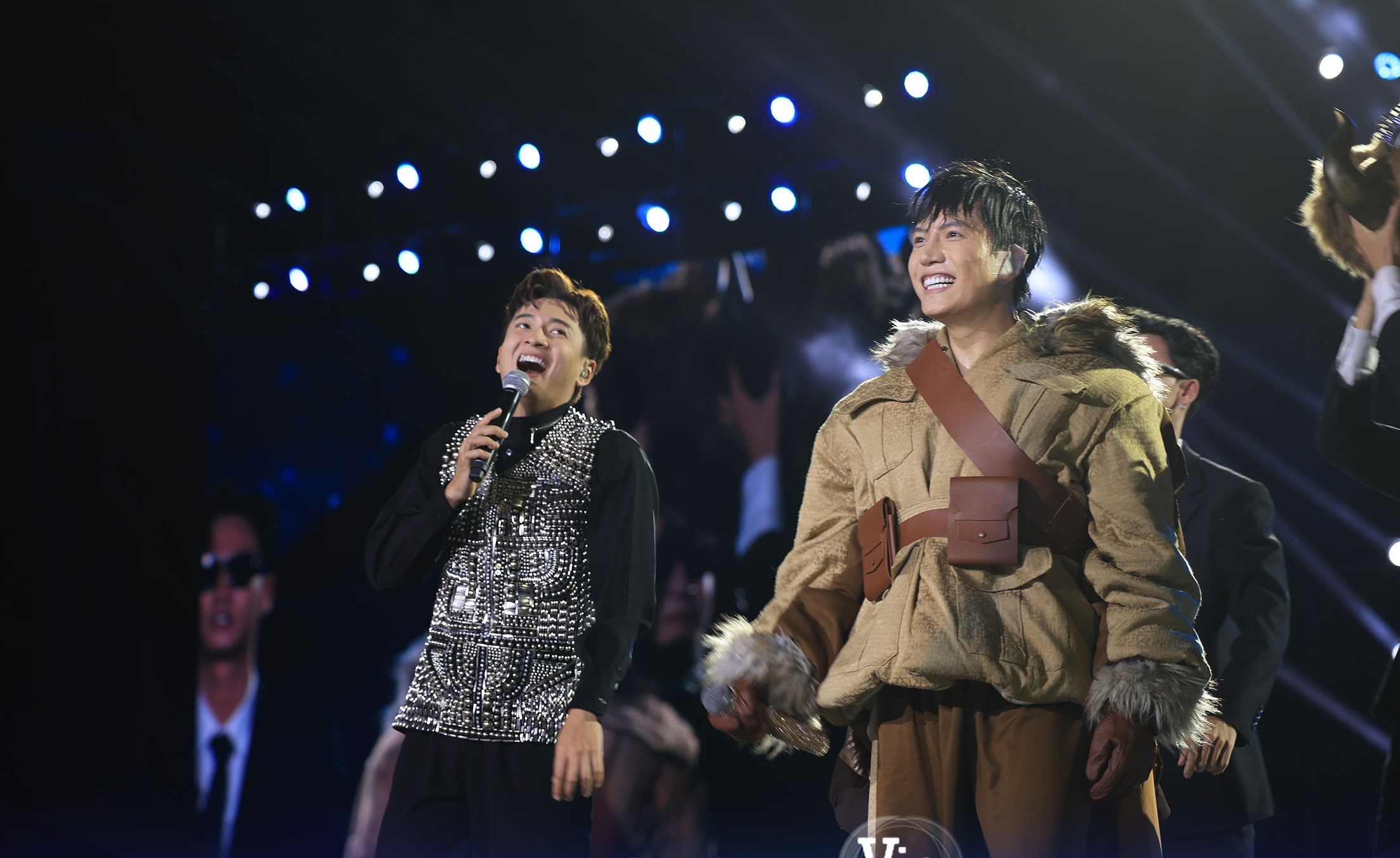 anh tu,  voi ban don anh 1