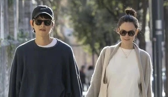 Song Joong Ki dua vo con di dao o Rome hinh anh