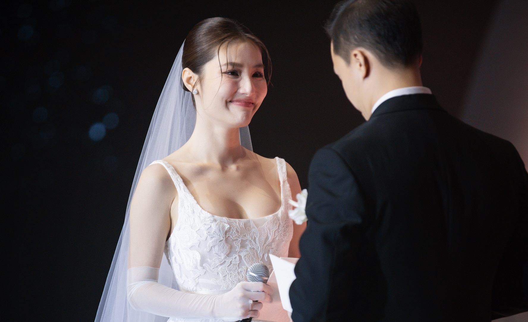 Diem My khoc khi nghe loi the nguyen cua chong trong le cuoi hinh anh