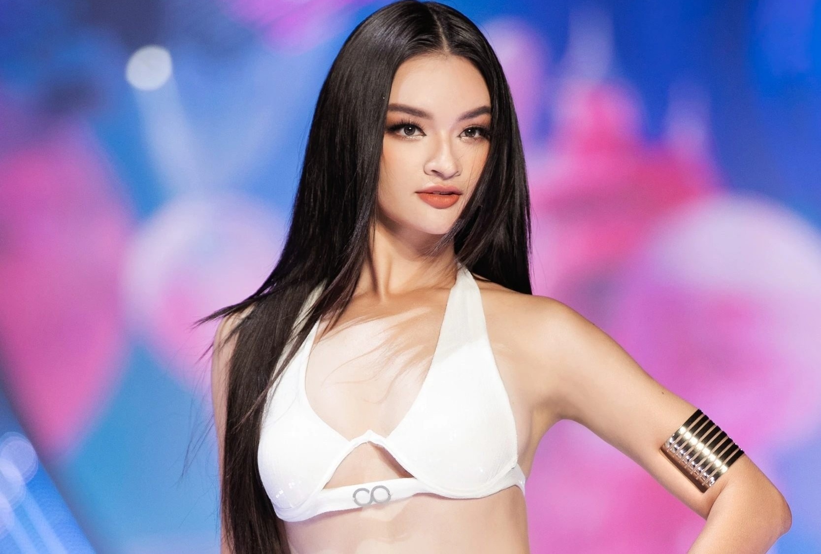 HH Hoan vu Viet Nam bi chi trich vi thi bikini giua troi lanh 15 do C hinh anh