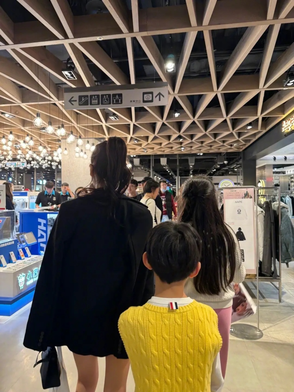 Uong Tieu Phi,  Luu Mai Lan,  Tu Hy Vien anh 1