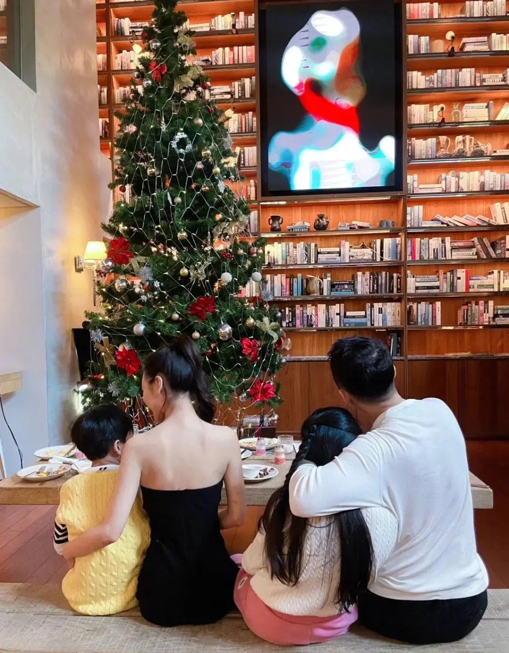 Uong Tieu Phi,  Luu Mai Lan,  Tu Hy Vien anh 2