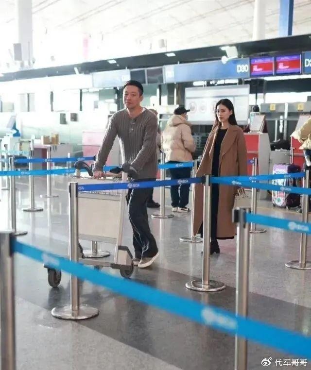 Uong Tieu Phi,  Luu Mai Lan,  Tu Hy Vien anh 3