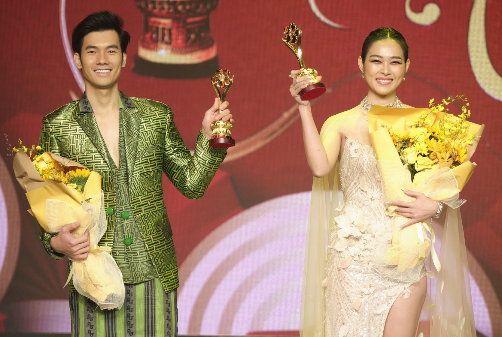 Ly Hai thang lon, Tran Thanh va 'Nha ba Nu' trang tay o giai Mai Vang hinh anh