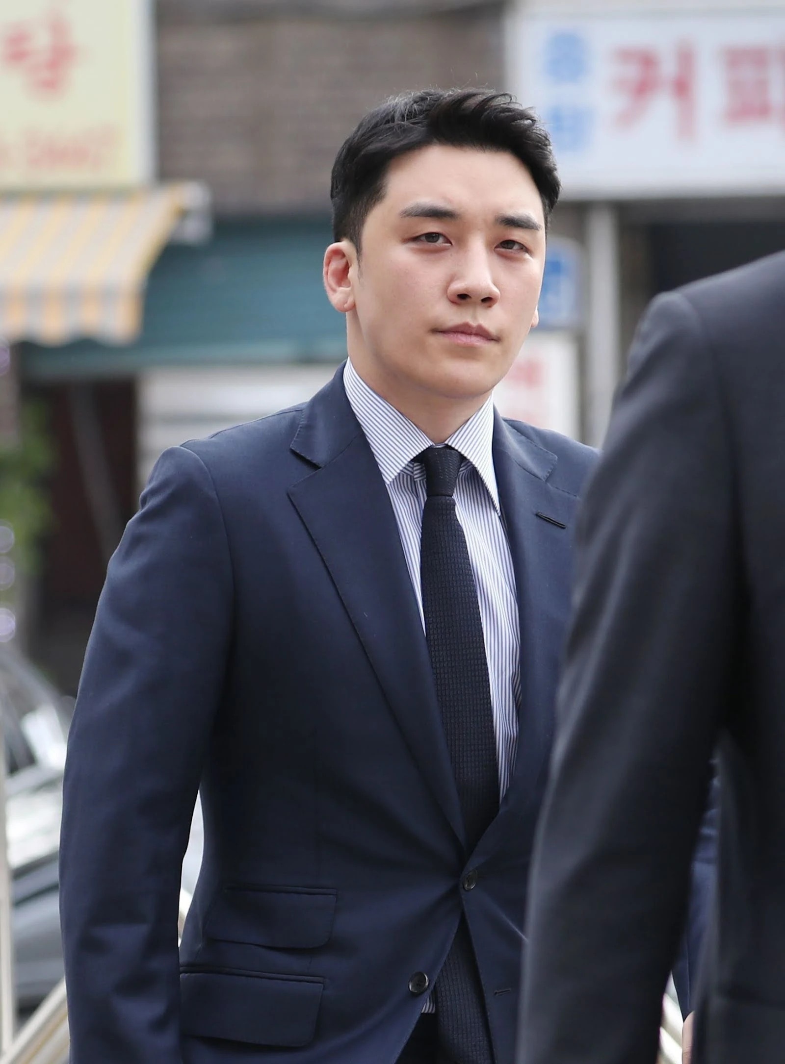 Binz,  Seungri,  binz bat tay Seungri anh 1